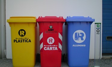 Cestini pieni in zona mare, Aset S.p.A. potenzia il servizio di pulizia. Verranno svuotati ogni giorno. In arrivo anche nuovi bidoni per carta e plastica