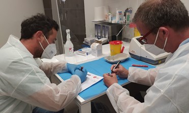 Vaccini anti-Covid, tre giornate di somministrazioni nella farmacia del FanoCenter Aset Spa in prima linea contro l’emergenza. Prenotazioni già quasi full, sarà Pfizer il siero somministrato