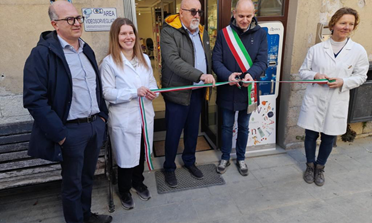 Cantiano, dopo l’alluvione riaperta la farmacia comunale nella sede originaria. Più bella e funzionale, rinnovati anche gli impianti. Ampliata la gamma dei servizi offerti