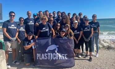 Rifiuti abbandonati, mattinata di raccolta per Plastic Free con il materiale di Aset