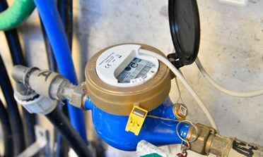 Calo delle temperature, proteggiamo i contatori dell’acqua dal gelo: i consigli utili.  Aset Spa suggerisce di avvolgerli con materiali termoisolanti. Mai calore diretto per sciogliere il ghiaccio