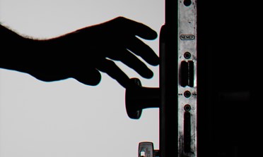 Finte ispettrici ambientali a casa di un’utente. Aset Spa: “Attenti, non siamo noi” I dipendenti della società dei servizi, facilmente riconoscibili, non accedono mai alle abitazioni private