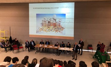Sport e salute: al Liceo Torelli una mattinata per conoscere i rischi legati a fumo, droghe, doping e farmaci non controllati. Interventi di esperti e testimonianze dei calciatori dell’Alma: importante occasione formativa per 900 studenti